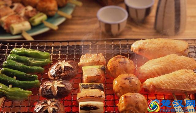 小伙开偏僻烧烤店业绩惊人，年入300万