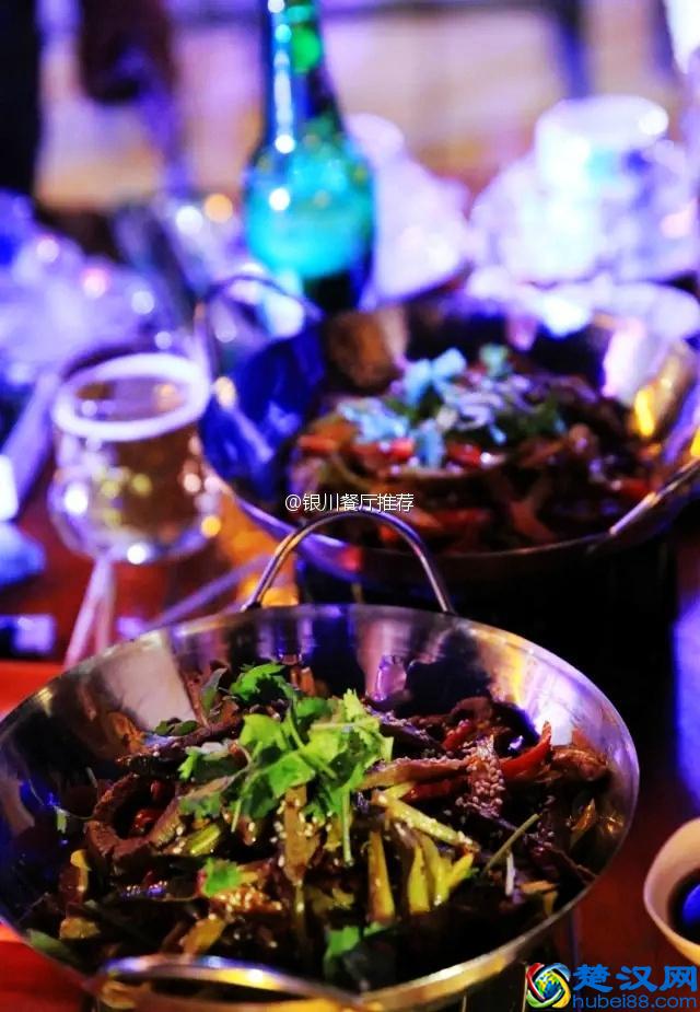 银川步行街开了一家天台露天啤酒音乐广场，腔调高的很