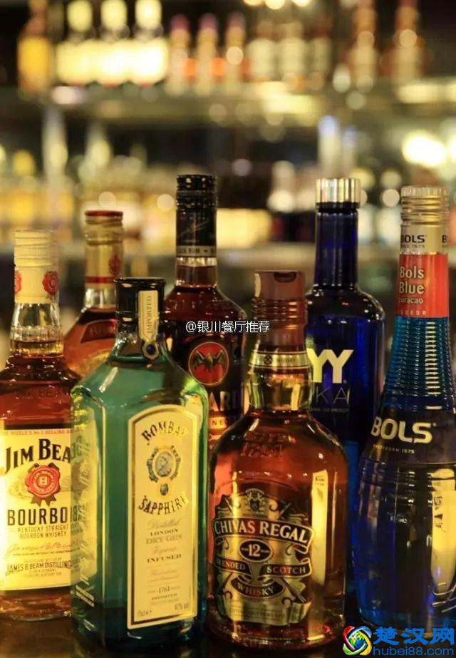 银川步行街开了一家天台露天啤酒音乐广场，腔调高的很