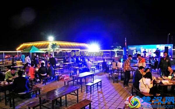 银川步行街开了一家天台露天啤酒音乐广场，腔调高的很