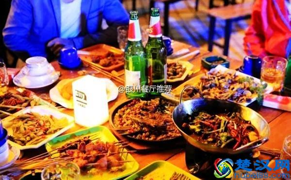 银川步行街开了一家天台露天啤酒音乐广场，腔调高的很