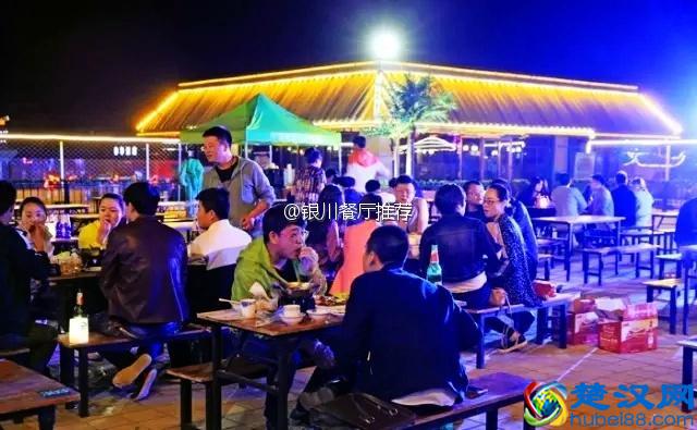 银川步行街开了一家天台露天啤酒音乐广场，腔调高的很