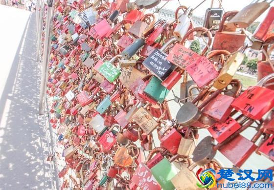 景区卖这东西也太赚钱了，最受情侣欢迎，用完还能回收！