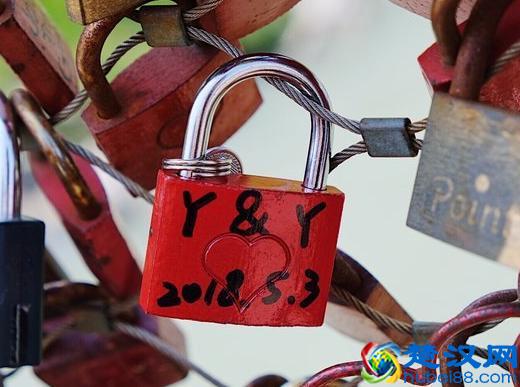 景区卖这东西也太赚钱了，最受情侣欢迎，用完还能回收！