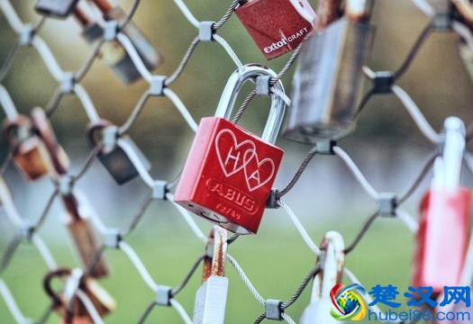 景区卖这东西也太赚钱了，最受情侣欢迎，用完还能回收！