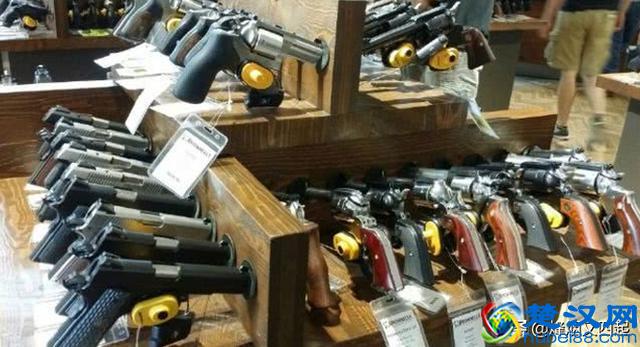 我国手枪在美国商店买多少钱一把？卖得最好的普通人都能买得起！
