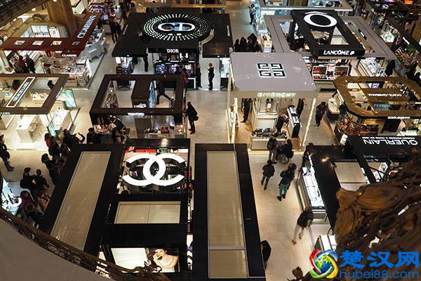 年轻人引领奢侈品消费大潮？他们真的有钱吗