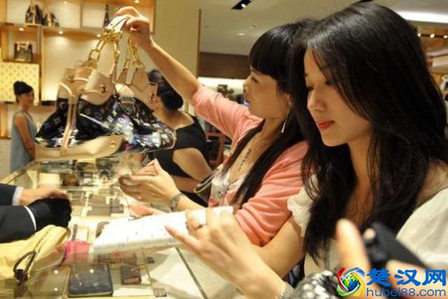 年轻人引领奢侈品消费大潮？他们真的有钱吗