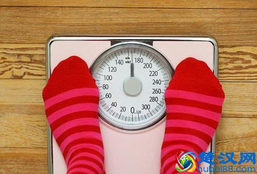 女性喝荷叶茶，可以减肥、降胆固醇、排毒？辟谣：喝多了反而不好