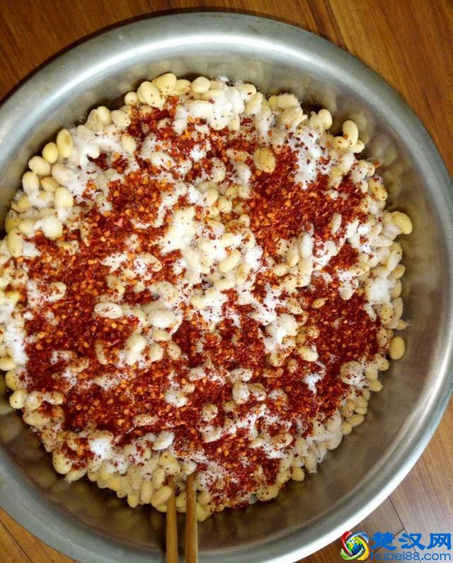 在家制作黄豆豆瓣酱，方法超级简单