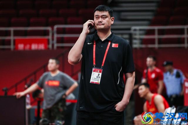 耿直保安大爷！姚明被小区保安拒之门外，耐心交涉获球迷点赞