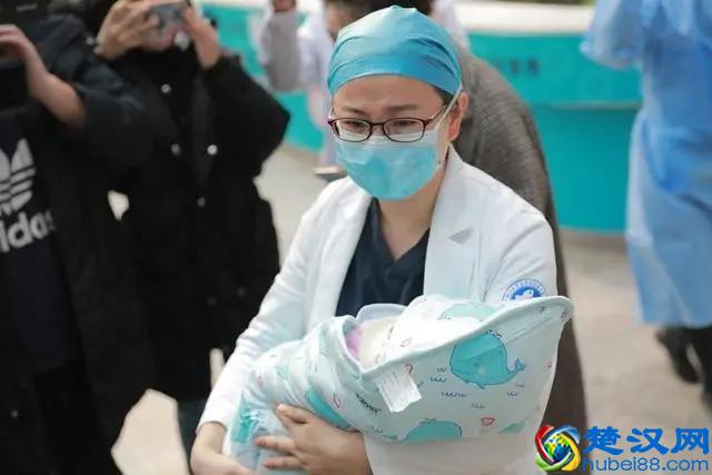 粉嘟嘟的小汤圆出院啦！正式排除感染可能，10天后将和父母团聚