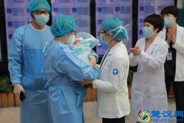 粉嘟嘟的小汤圆出院啦！正式排除感染可能，10天后将和父母团聚