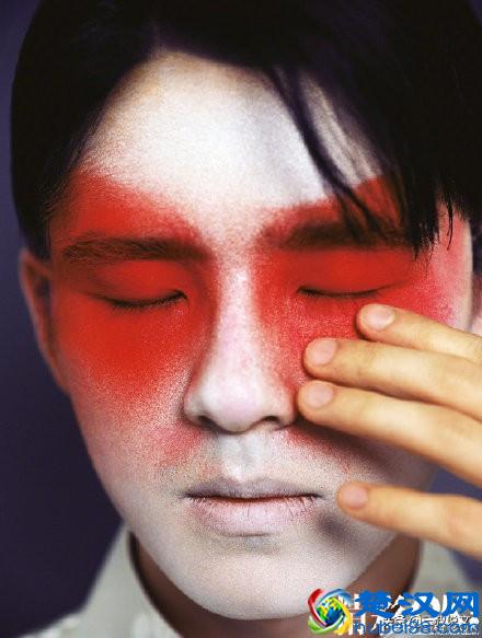 刘昊然一抹绯红妆，时尚和戏剧相结合，这版游园惊梦你喜欢吗？