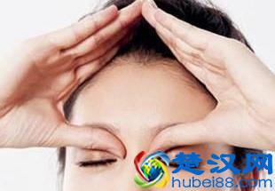 川字纹让你看上去很凶?这3个小步骤能消除川字纹,还能缓解疲劳