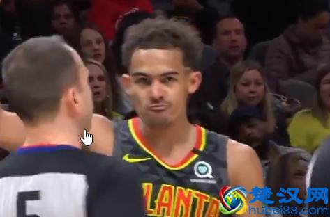 被特雷杨穿裆！阿里扎暴怒 上肘子狠推出场 吹杨委屈小表情亮了