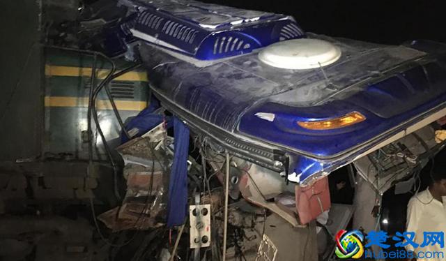 巴基斯坦火车和大巴相撞致重大伤亡，客车被拖行60米，只剩骨架