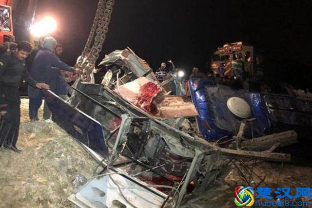 巴基斯坦火车和大巴相撞致重大伤亡，客车被拖行60米，只剩骨架