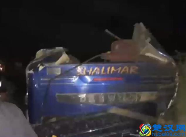 巴基斯坦火车和大巴相撞致重大伤亡，客车被拖行60米，只剩骨架