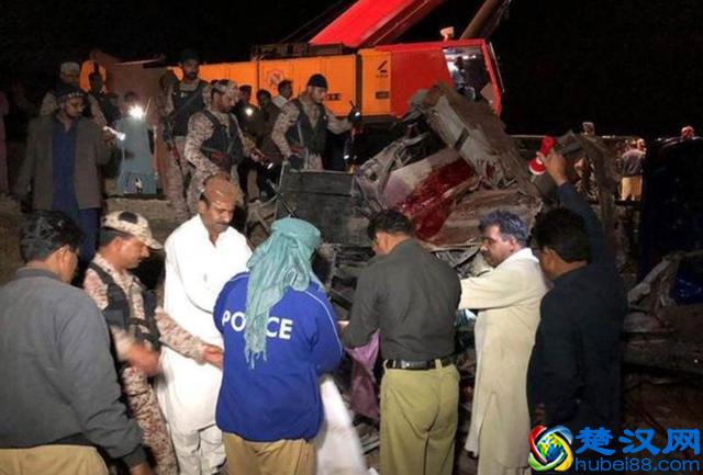 巴基斯坦火车和大巴相撞致重大伤亡，客车被拖行60米，只剩骨架