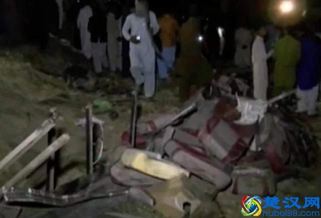 巴基斯坦火车和大巴相撞致重大伤亡，客车被拖行60米，只剩骨架