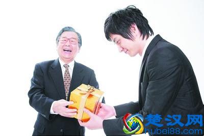 关于过年给领导送礼，给你三个忠告，真正做到礼到事办成