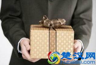 关于过年给领导送礼，给你三个忠告，真正做到礼到事办成