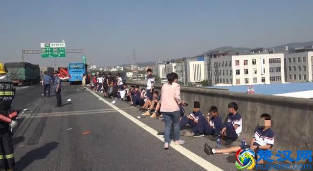 广州一载学生秋游大巴车高速追尾，1人死亡15人受伤