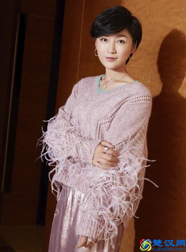 代乐乐这造型绝了，上装穿得像洗碗刷子，下装像扫把却很吸引人！