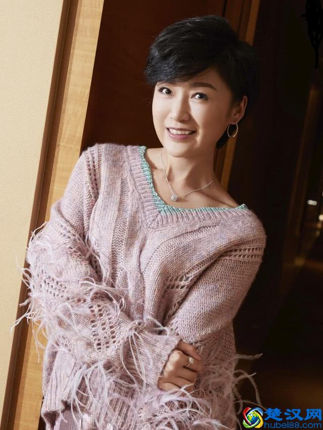 代乐乐这造型绝了，上装穿得像洗碗刷子，下装像扫把却很吸引人！