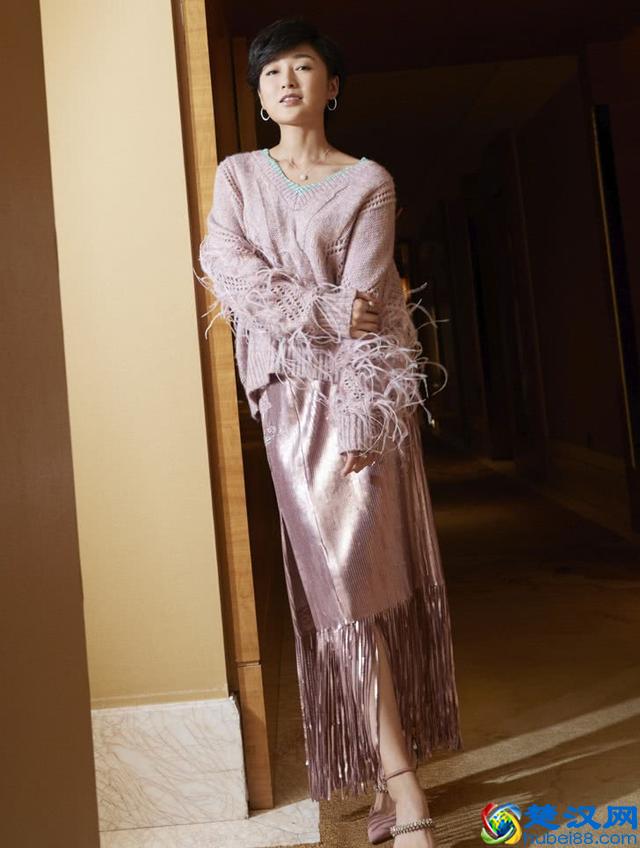 代乐乐这造型绝了，上装穿得像洗碗刷子，下装像扫把却很吸引人！