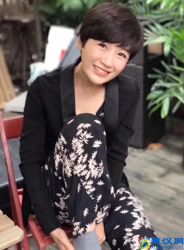 代乐乐这造型绝了，上装穿得像洗碗刷子，下装像扫把却很吸引人！