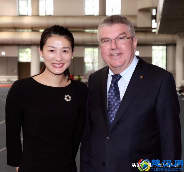 从跳水奥运冠军变身学院院长，从解说转型官员，李娜：文体两开花