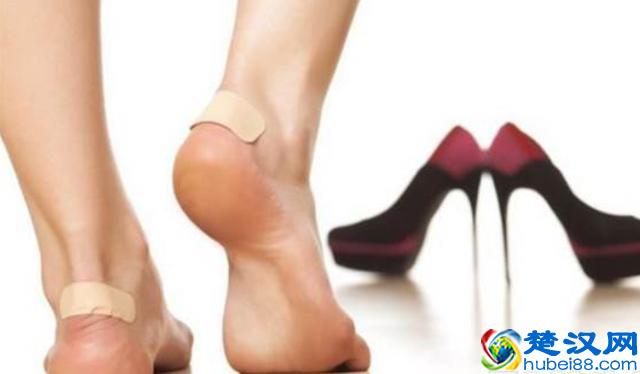新鞋总是磨脚后跟？不用担心，只要一张纸巾就能解决磨脚问题