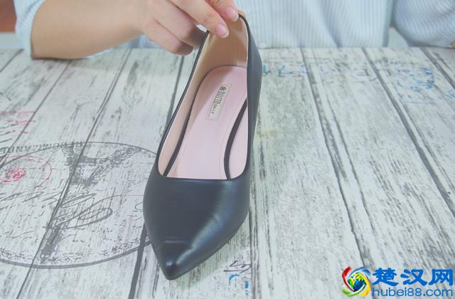 新鞋总是磨脚后跟？不用担心，只要一张纸巾就能解决磨脚问题