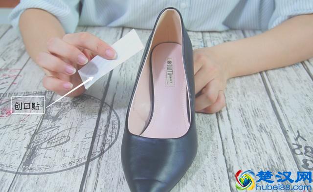 新鞋总是磨脚后跟？不用担心，只要一张纸巾就能解决磨脚问题