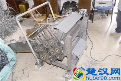 七旬老人自费潜心研制压块机治理铁末撒落顽疾