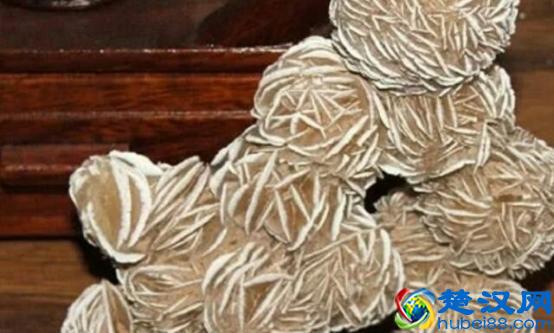 为什么专家说遇到沙漠里的石头不捡的就是傻子？