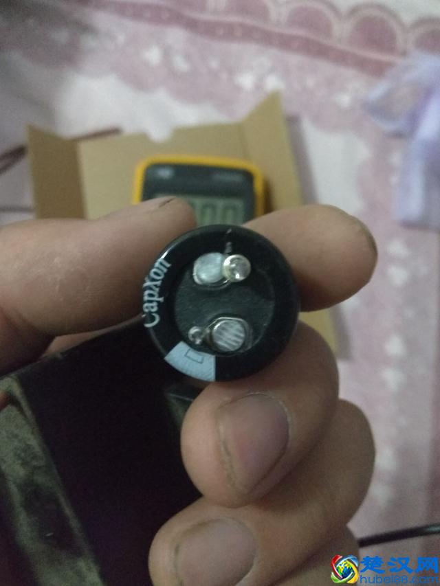 如何区分电容的正负极？怎么用万用表测电容的容量？