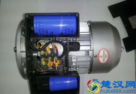 如何区分电容的正负极？怎么用万用表测电容的容量？