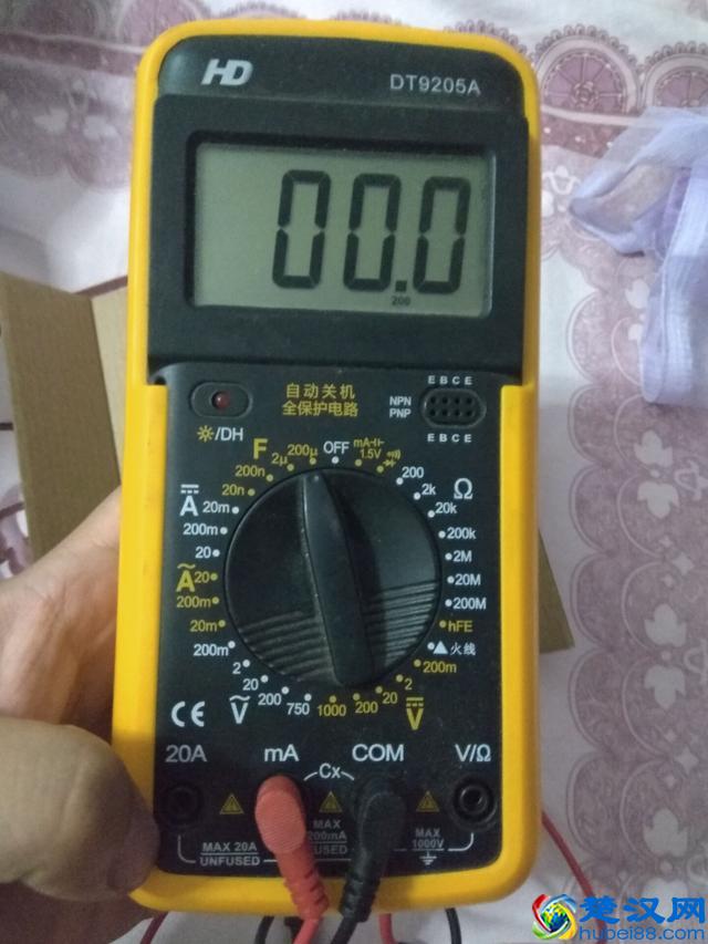 如何区分电容的正负极？怎么用万用表测电容的容量？