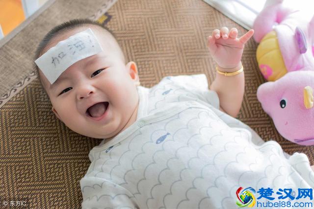 孩子在家发烧怎么办？儿科医生：学会这3招物理降温，很实用！