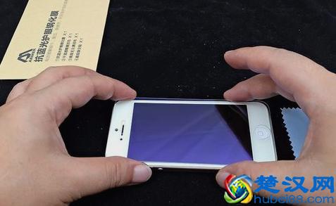 手机钢化膜怎么贴 看完你也是贴膜高手
