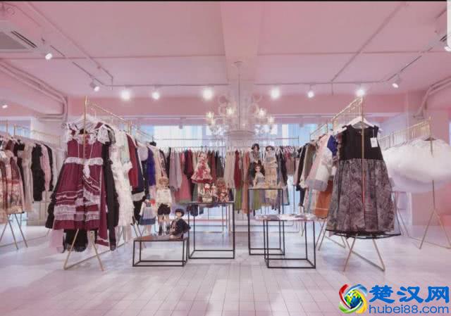 女孩穿山寨洛丽塔被当街辱骂，让00后痴迷的Lolita究竟是什么？