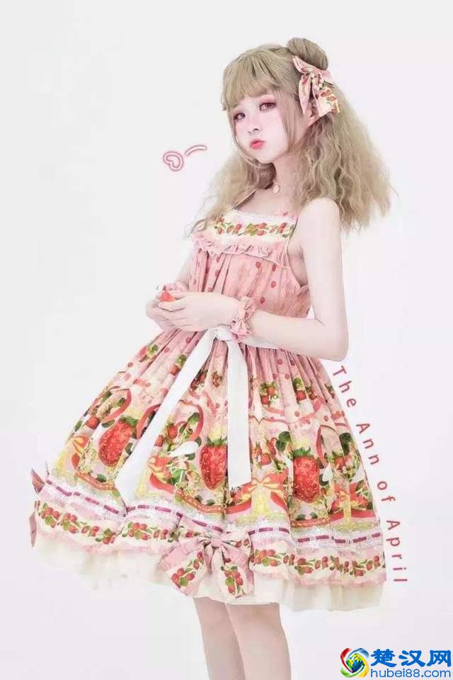 女孩穿山寨洛丽塔被当街辱骂，让00后痴迷的Lolita究竟是什么？