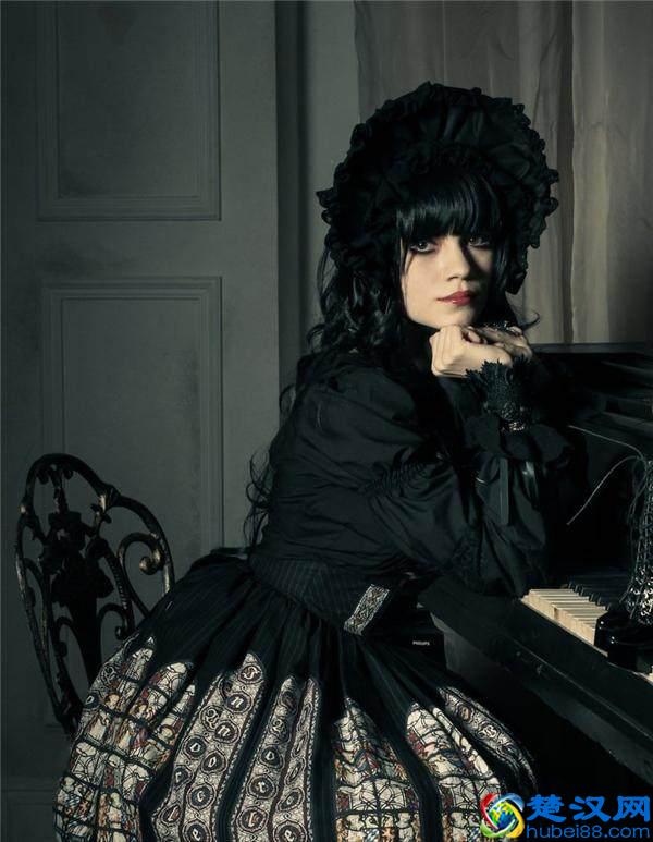 女孩穿山寨洛丽塔被当街辱骂，让00后痴迷的Lolita究竟是什么？