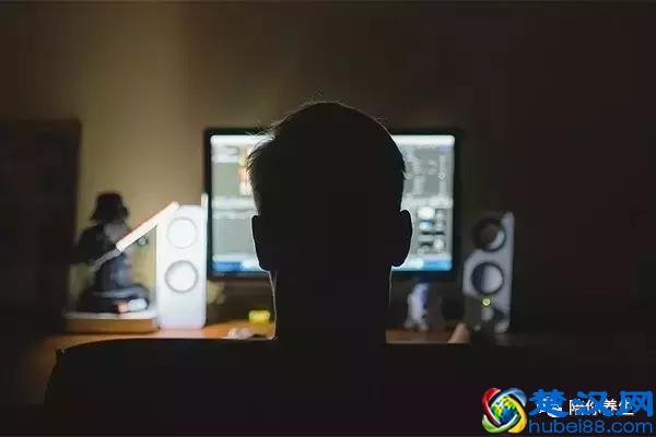 头顶上的头发少怎么办呢？告别秃顶从了解根源开始！