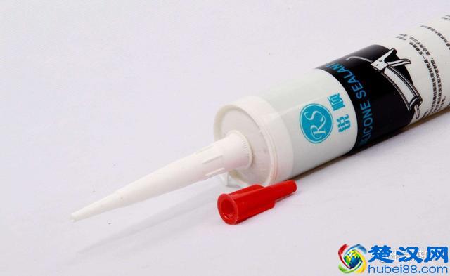 生活小常识：玻璃胶弄手上怎么洗掉