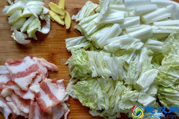 大白菜最好吃的做法，冬天吃一次浑身都暖和了，一棵白菜都不够吃