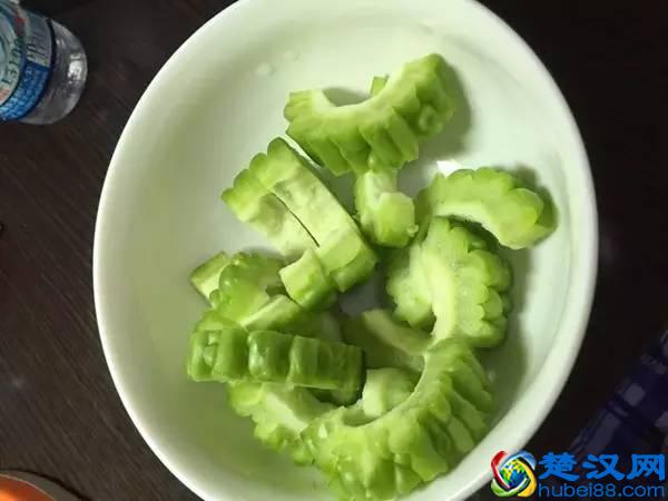 姑娘为减肥狂吃苦瓜,4天瘦了4斤，但苦瓜真的能减肥？真相太惊人!